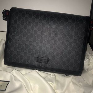 Gucci GG Supreme Flap Messenger Bag